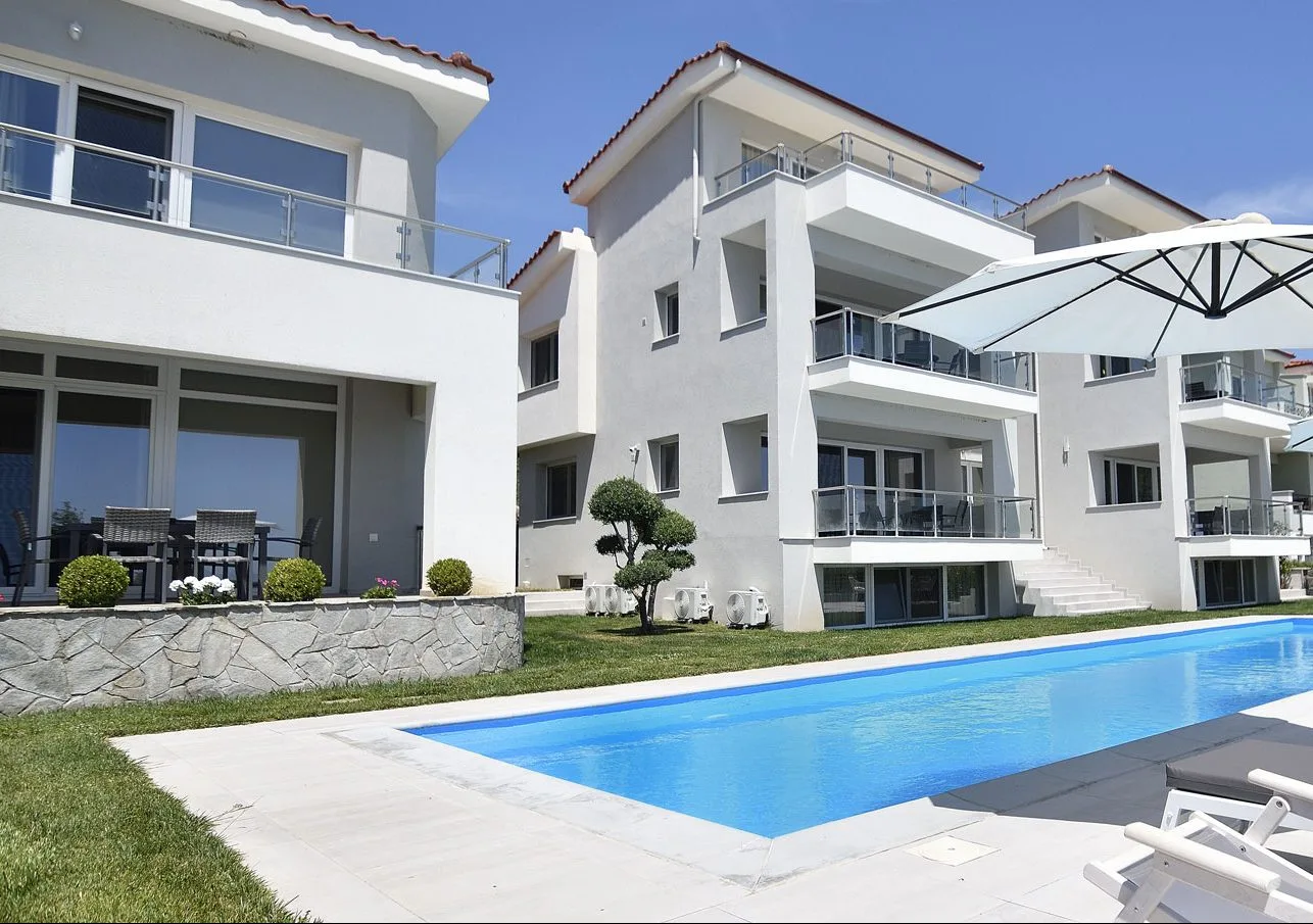 The same suites with pool before retouching